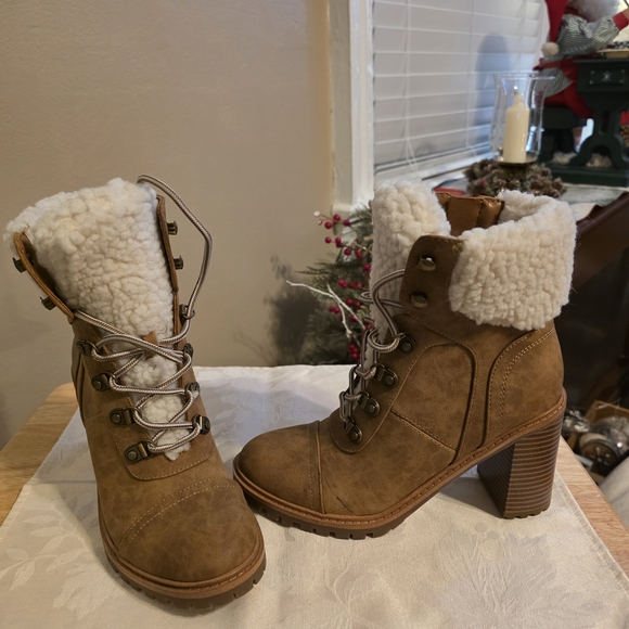 Nine West Shoes - Nine West Tan Heeled Boots with White Fur